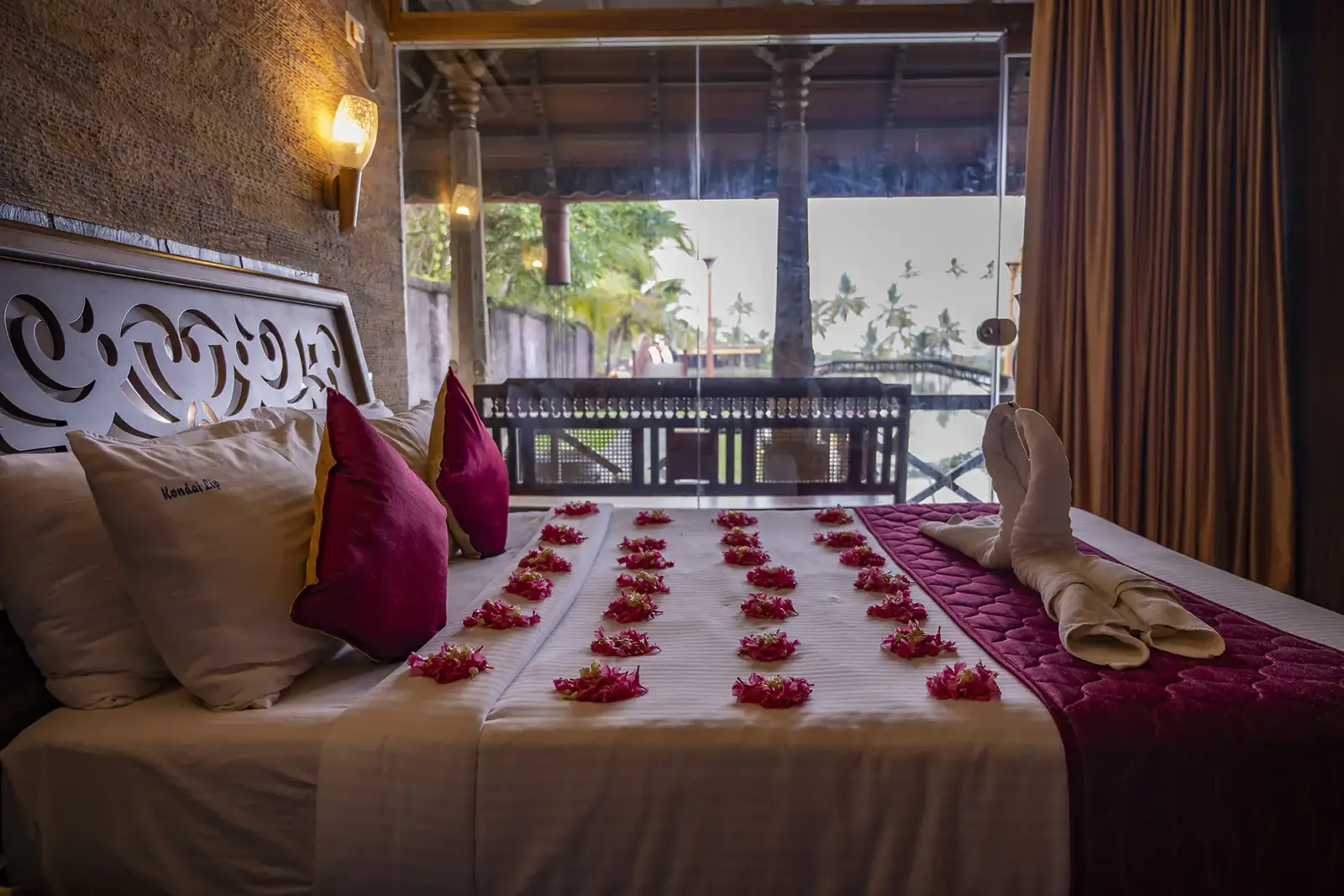 Bed with a view through the balcony to the lake